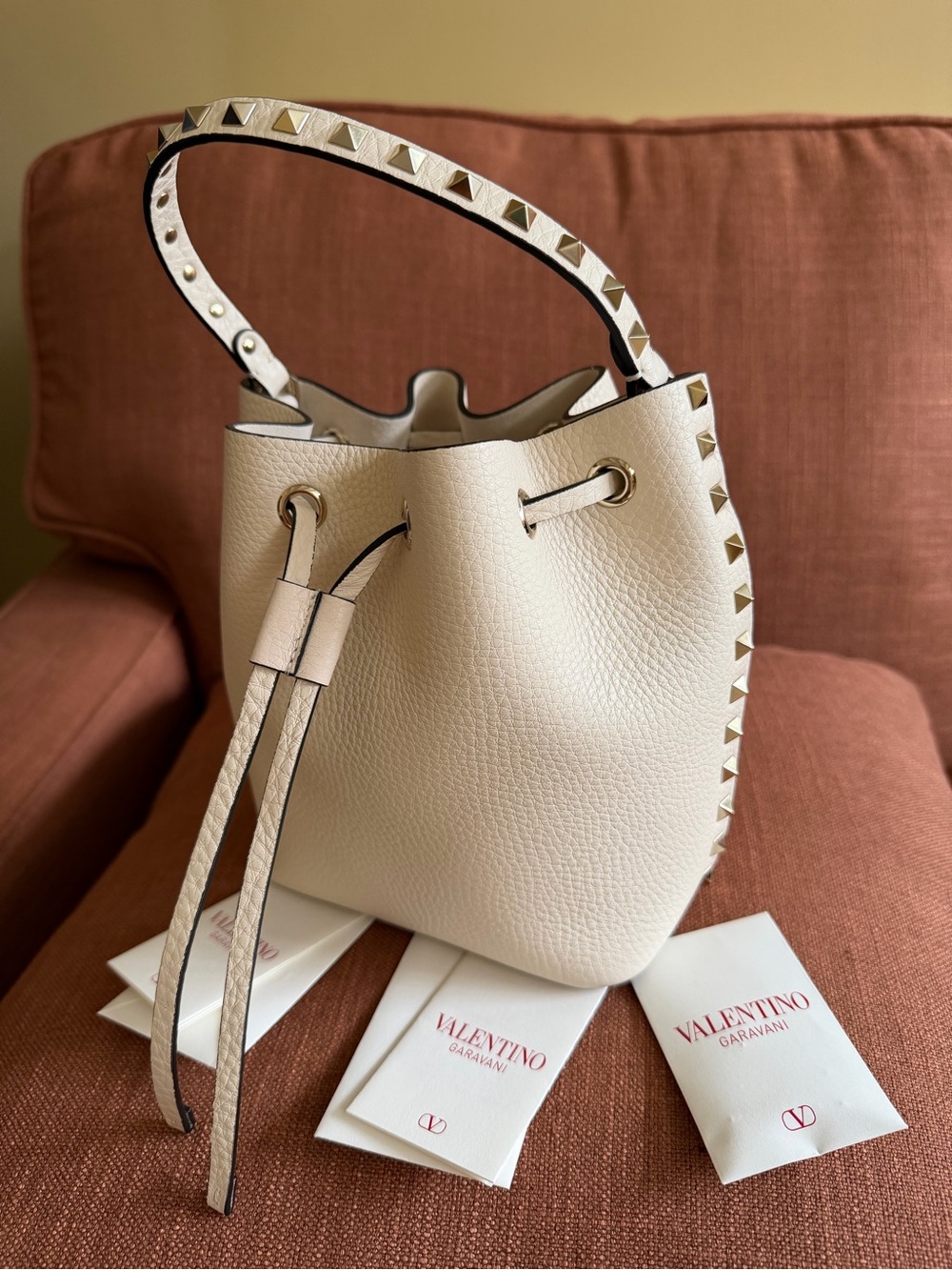 Valentino Garavani Small Rockstud Leather Bucket Bag in Cream